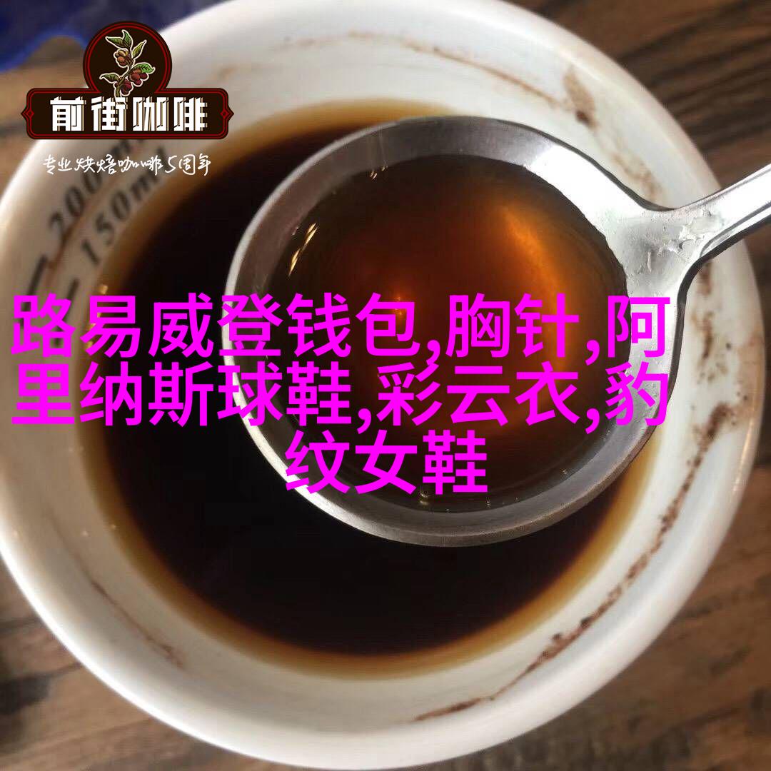 红色衬衫配黑裤子